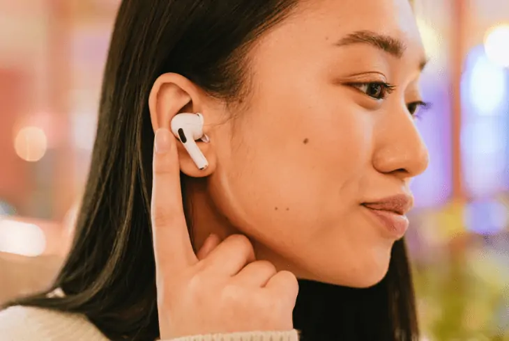 girl using airpods