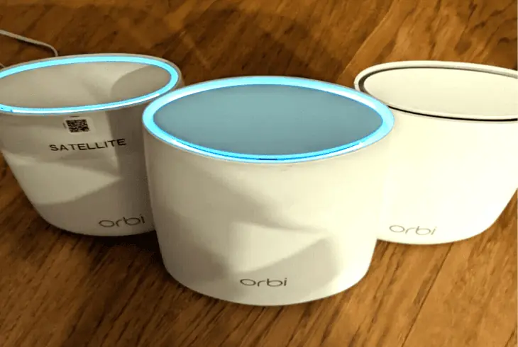 does orbi satellite light stay on