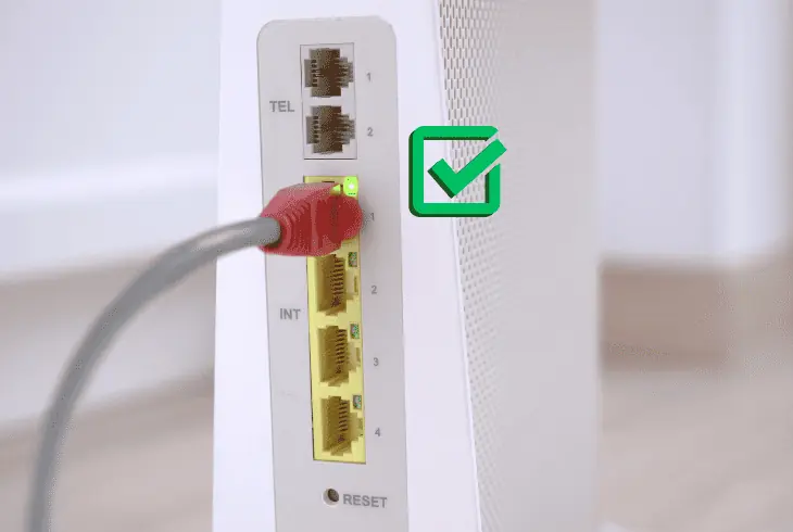 router’s lan port lights up green